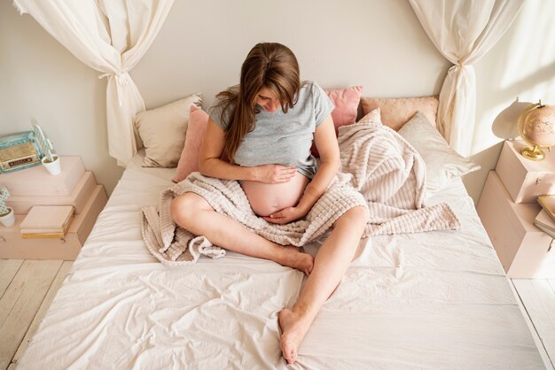 Почему беременные часто страдают от запора
