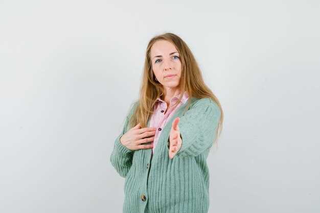 В чем связана боль в груди перед месячными?